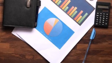 Masadaki finansal diyagram ve not defterinin yüksek açılı görünümü 