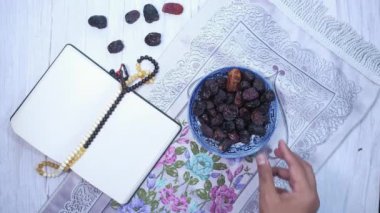 Ramazan Adam konsepti bir kaseden meyve topluyor. 