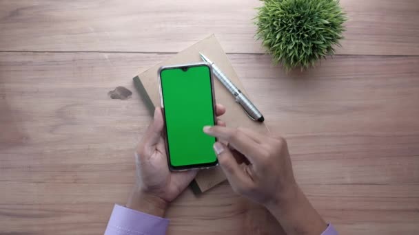 homme tenant smartphone avec écran vide, vue grand angle  