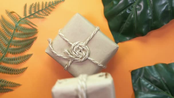 Handgefertigte Geschenkboxen aus Papier auf farbigem Hintergrund . — Stockvideo