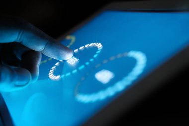 Dijital tabletteki mali verileri analiz eden kişi 