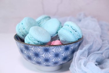 Pembe arka planda renkli badem kurabiyesi .