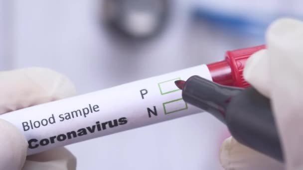 Técnico de laboratorio mano sosteniendo tubo de análisis de sangre — Vídeo de stock