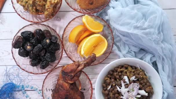 Продукты, украшенные на столе для Рамадан, вид сверху — стоковое видео