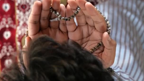 Magas szög kilátás muszlim férfi imádkozott — Stock videók