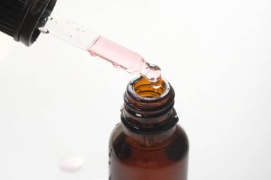 Damlalı boru, beyaz arkaplanı kapat.