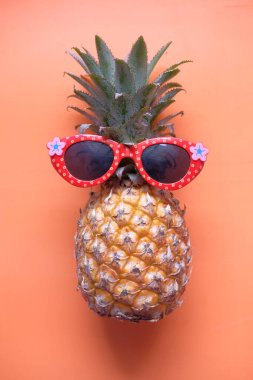 Güneş gözlüklü komik ananas, yaklaş.