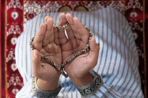 Visão de alto ângulo do homem muçulmano mão orando pelo ramadã — Fotografia de Stock