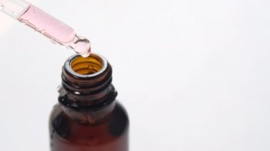 Damlalı boru, beyaz arkaplanı kapat.