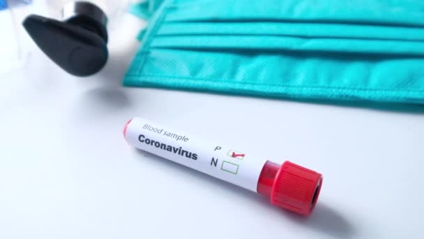 Positiver COVID-19-Test und Blutprobe im Labor. — Stockvideo