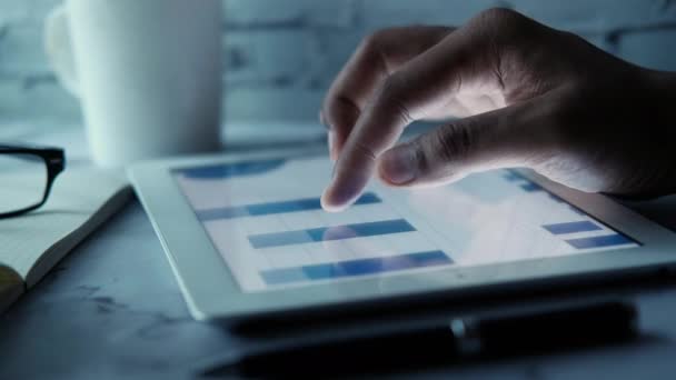 Mão pessoa analisando dados financeiros em tablet digital — Vídeo de Stock