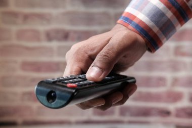 TV kumandası kullanarak erkeklerin elini kapat