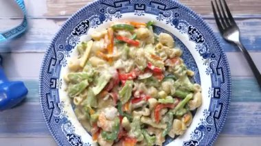 Tabakta taze ev yapımı salata ve masada dambıl. 