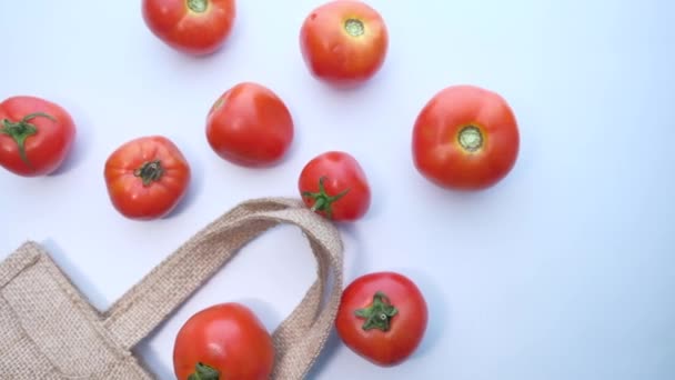 Vista superior de tomates con bolsa de compras sobre fondo de baldosas . — Vídeos de Stock