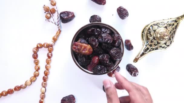 Begreppet ramadan, Man hand ta några datum frukt från en skål — Stockvideo