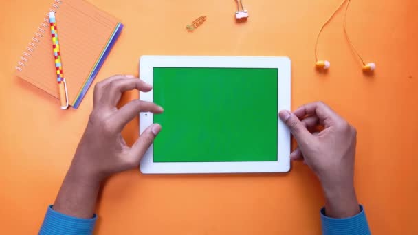 Junger Mann mit digitalem Tablet auf dem Tisch — Stockvideo