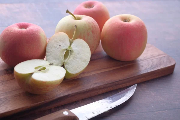 Närbild av krydda av äpple på hackbrädan. — Stockfoto