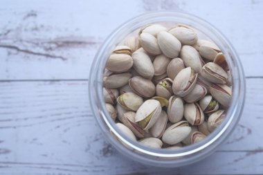 Ahşap bir masada fıstık kavanozu..