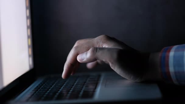 Hacker hand stelen van gegevens van laptop 's nachts — Stockvideo