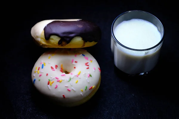 Stapel Donuts und Milch auf dem Tisch. — Stockfoto