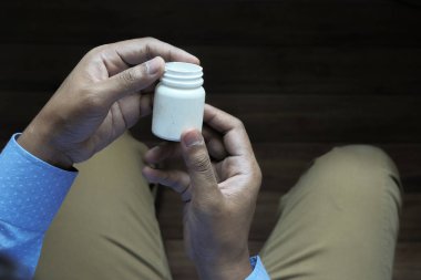Erkek eli kapüşonlu hap kutusunun en üst görüntüsü 
