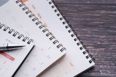 Ofis masasında bir yığın takvim ve kalem