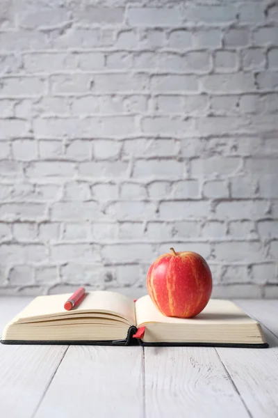 Pomme et crayon sur cahier sur le bureau des enseignants de l'école — Photo