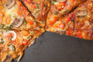 Eski panoların üzerinde bir dilim pizza.