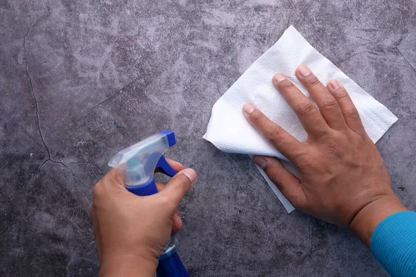 Tangan pria dengan basah antibakteri membersihkan meja — Stok Foto