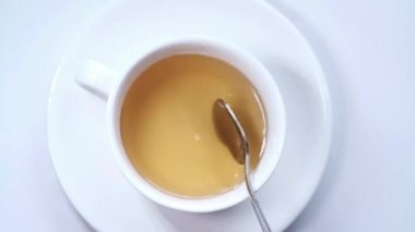 Beyaz arkaplanda yeşil çayın üst görünümü.