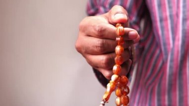 Ramazan 'da namaz kılan müslüman adam 