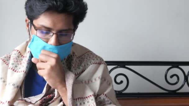 Homme avec masque facial dans une couverture chaude ont une toux et mal de gorge . — Video