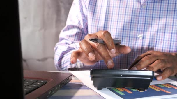Persona mano usando calculadora en offie escritorio . — Vídeo de stock