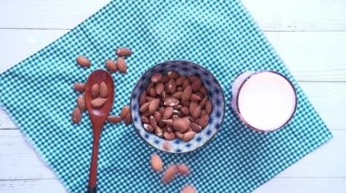 Yavaş çekim badem bir kaseye düşer.