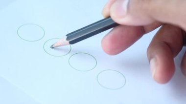 Kağıt üzerinde siyah kalemle kontrol listesi.