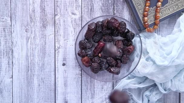 Het concept van ramadan, close-up van dadelvruchten in een kom — Stockvideo