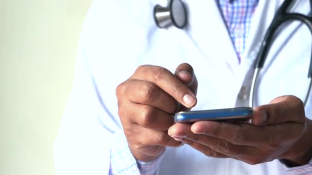 스마트폰을 복사 공간으로 사용하여 의사의 손을 클로즈업하는 모습 — 비디오