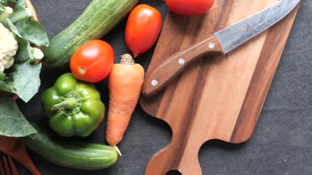 Vista superior de las verduras frescas en la tabla de cortar — Vídeo de stock