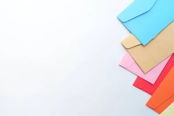 Beyaz arkaplanda renkli zarfların yüksek açılı görünümü — Stok fotoğraf