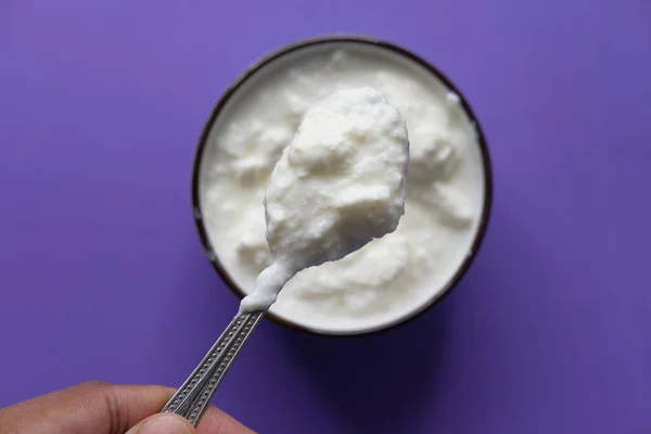 Zbliżenie świeżego jogurtu w misce na tle koloru — Zdjęcie stockowe