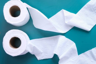 Yeşil arka planda tuvalet kağıdı rulosu 