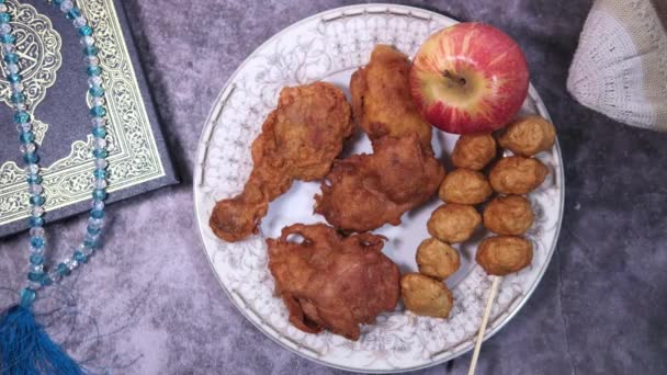 Magas látószögű kilátás Ramadan élelmiszer egy tányéron — Stock videók