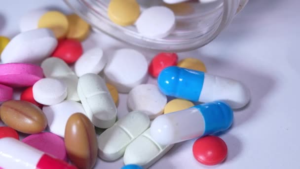 bouteille de pilules blanches sur fond rose  