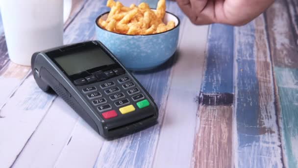 Zahlungsterminal, das mit Karte belastet wird, kontaktloses Bezahlen. — Stockvideo