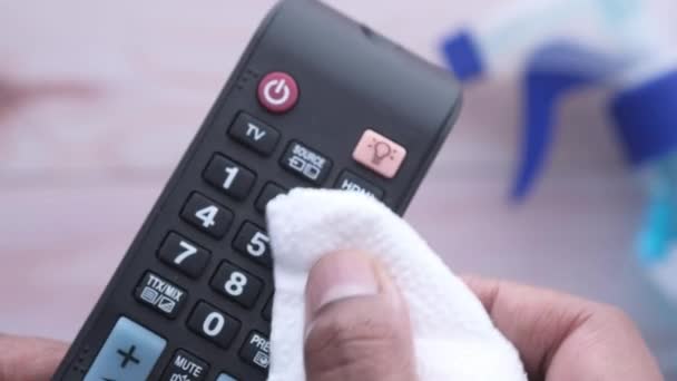 nettoyage tv télécommande pour prévenir le virus, gros plan 