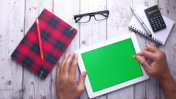 Joven usando tableta digital en la mesa — Vídeos de Stock