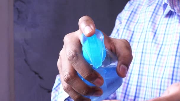 年轻人用带有复印空间的手部清洁剂 — 图库视频影像