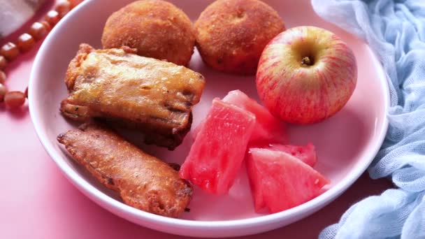 Vista de ángulo alto de la comida del Ramadán en un plato — Vídeos de Stock