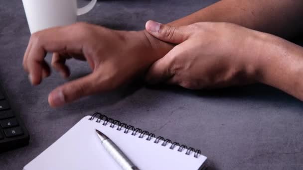 Mladý muž trpící bolestí v rukou, zblízka — Stock video