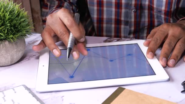 Mão pessoa trabalhando em tablet digital, close-up — Vídeo de Stock